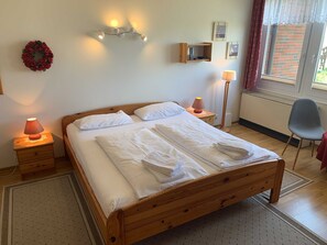2 Schlafzimmer, Reisekinderbett
