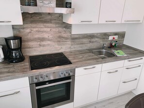 Kühlschrank, Mikrowelle, Ofen, Geschirrspüler
