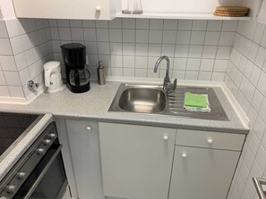 Kylskåp, mikrovågsugn, ugn och kaffe- och tebryggare