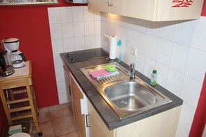 Fridge, microwave, coffee/tea maker, electric kettle - Dat Kapitänshus - Apartment Halligblick - Halligblick (Nordstrand)