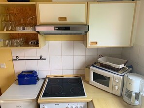 Een koelkast, een magnetron, een oven, een vaatwasser