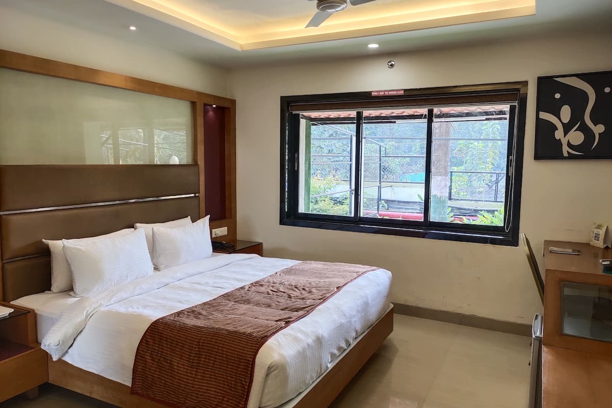 Minibar, desk, laptop workspace, blackout drapes