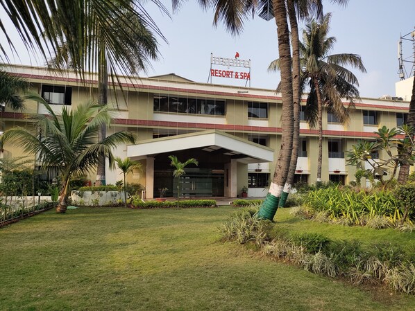 A building with a sign reading "Inspire Resort & Spa".
