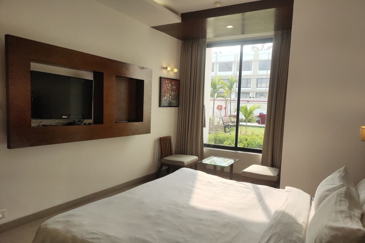Minibar, desk, laptop workspace, blackout drapes