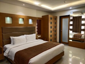 Minibar, escritorio y espacio para trabajar con laptop