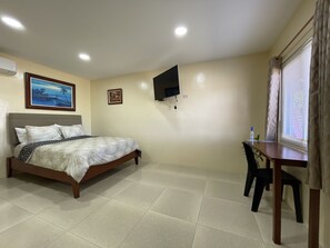 Deluxe Room | Desk, soundproofing, free WiFi, bed sheets - Monty's Riverside View Resort by Cocotel (San Antonio)