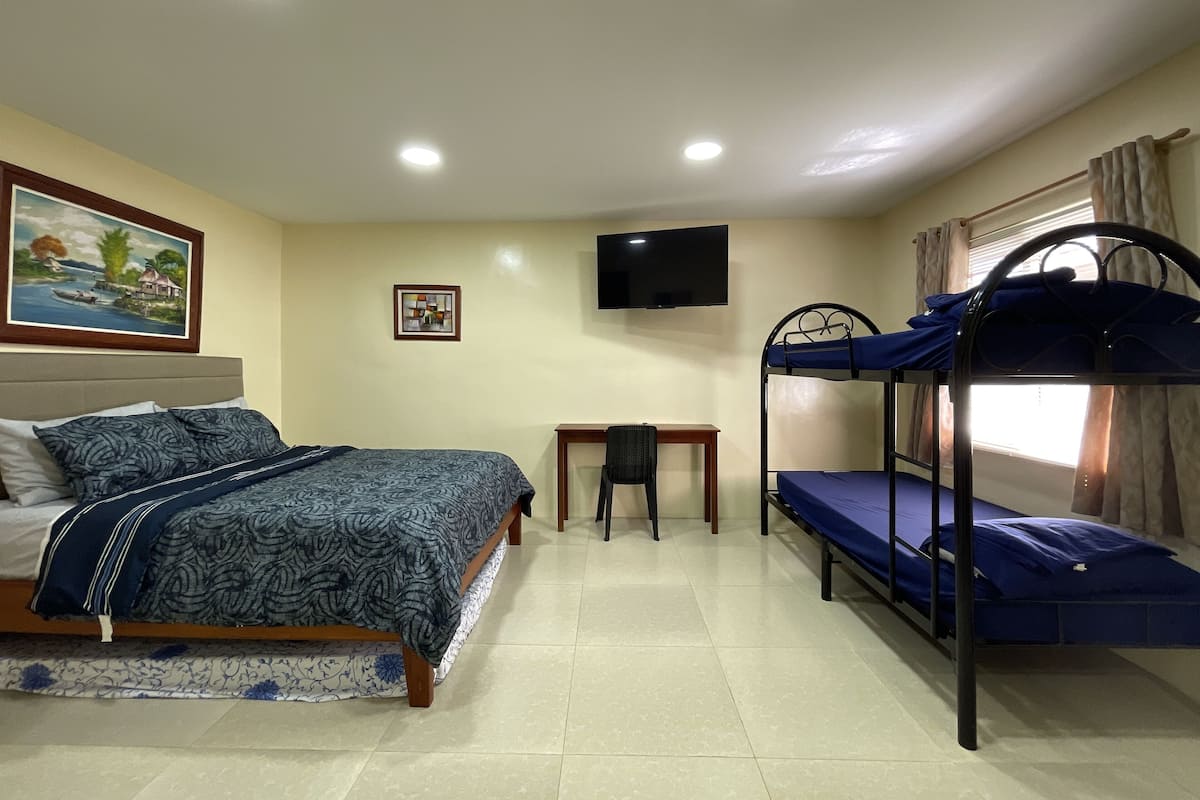 Habitación familiar | Escritorio, sistema de insonorización, wifi gratis y ropa de cama