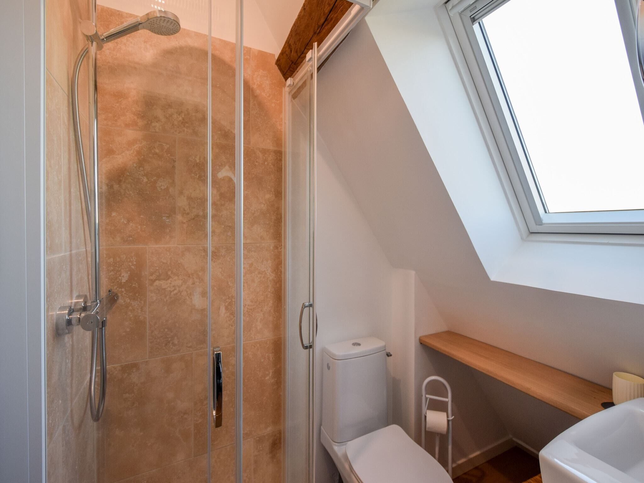 Moderni kylpyhuone, jossa on suihku, wc ja pesuallas.