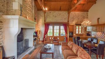 Televisie, een open haard en een dvd-speler