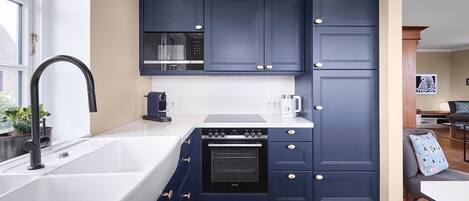 Kühlschrank, Mikrowelle, Ofen, Geschirrspüler