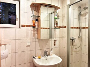 Dusche, Haartrockner, Handtücher, Seife