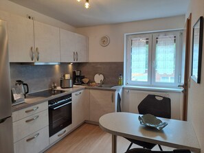 Kühlschrank, Mikrowelle, Ofen, Geschirrspüler