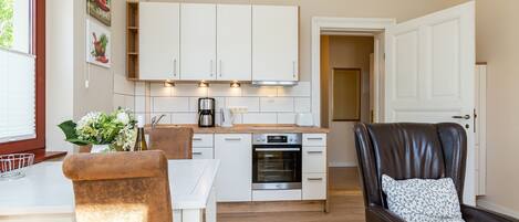 Frigorífico, horno, lavavajillas y cafetera o tetera