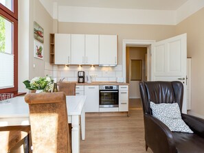 Kühlschrank, Ofen, Geschirrspüler, Wasserkocher mit Kaffee-/Teezubehör
