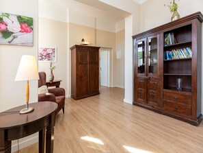 Unclassified image, 2 of 11, button