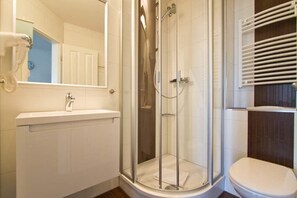 Dusche, Haartrockner, Handtücher