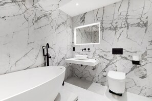Baignoire, sĂšche-cheveux, serviettes fournies, papier toilette
