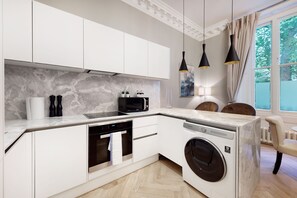 Refrigerador, microondas, horno y lavavajillas 