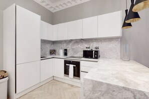 Refrigerador, microondas, horno y lavavajillas 