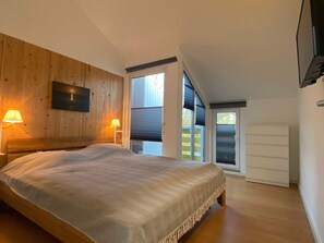 2 bedrooms, travel crib, WiFi