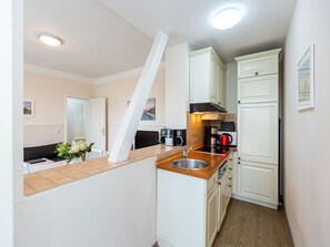 Kühlschrank, Ofen, Geschirrspüler, Wasserkocher mit Kaffee-/Teezubehör