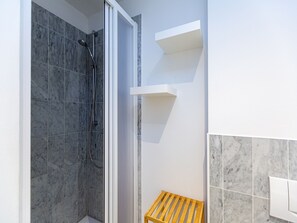 シャワー、ヘアドライヤー、タオル