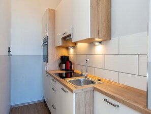 Kühlschrank, Ofen, Geschirrspüler, Wasserkocher mit Kaffee-/Teezubehör