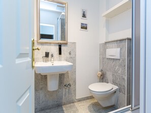 シャワー、ヘアドライヤー、タオル