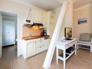 Køleskab, ovn, opvaskemaskine, kaffe-/temaskine