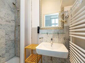 Chuveiro, toalhas de banho