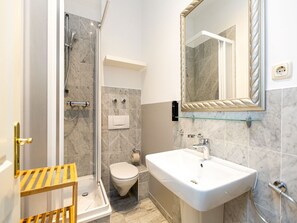 Douche, séchoir à cheveux, serviettes fournies