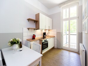 Kühlschrank, Ofen, Geschirrspüler, Wasserkocher mit Kaffee-/Teezubehör