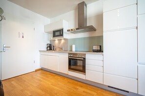 Geladeira, micro-ondas, fogão, lava-louças