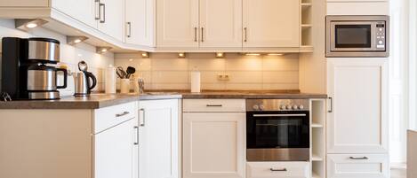 Jääkaappi, uuni, astianpesukone, kahvin-/teenkeitin