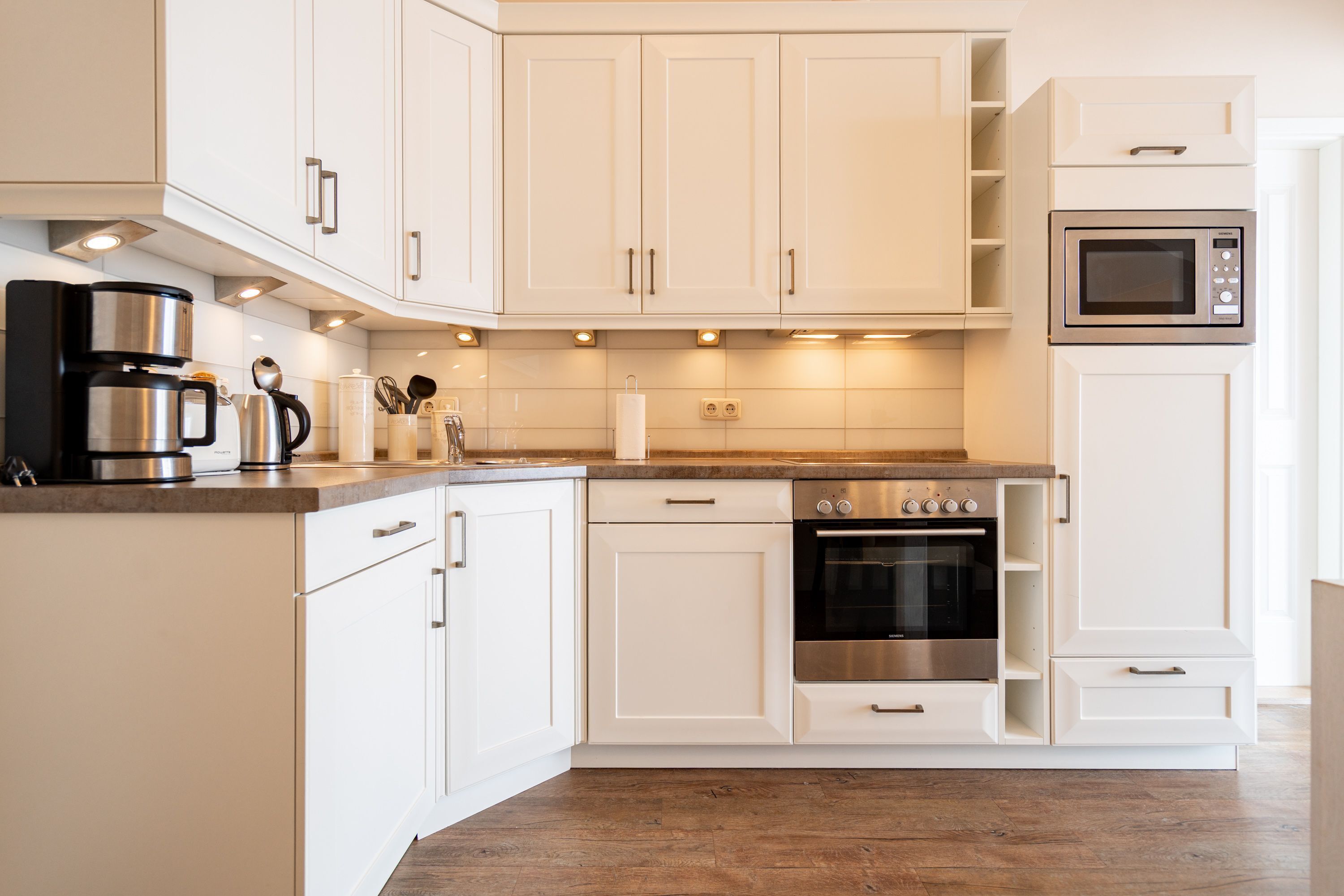 Refrigerador, horno, lavavajillas y cafetera y tetera 