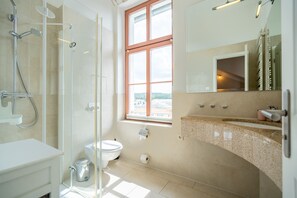 Dusche, Haartrockner, Handtücher