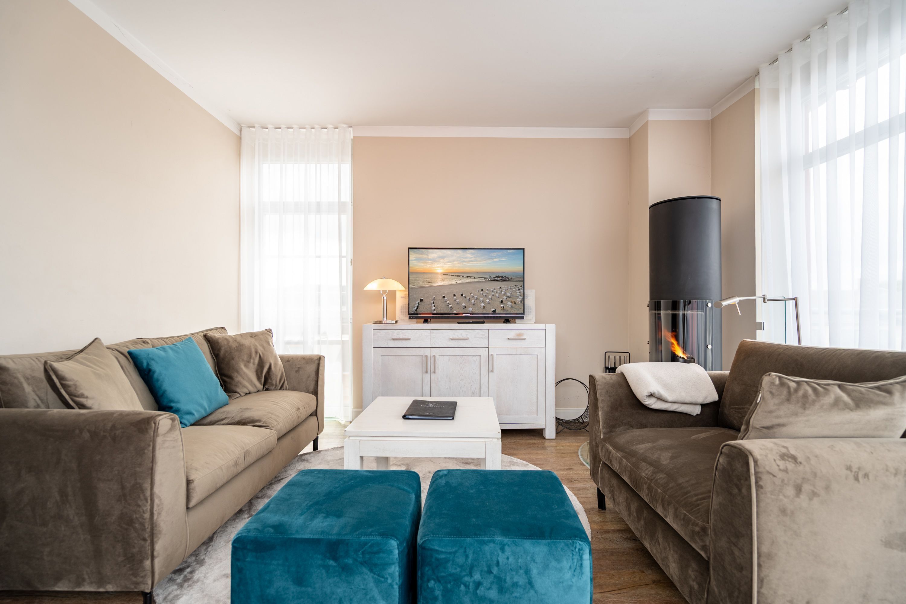 TV, fireplace