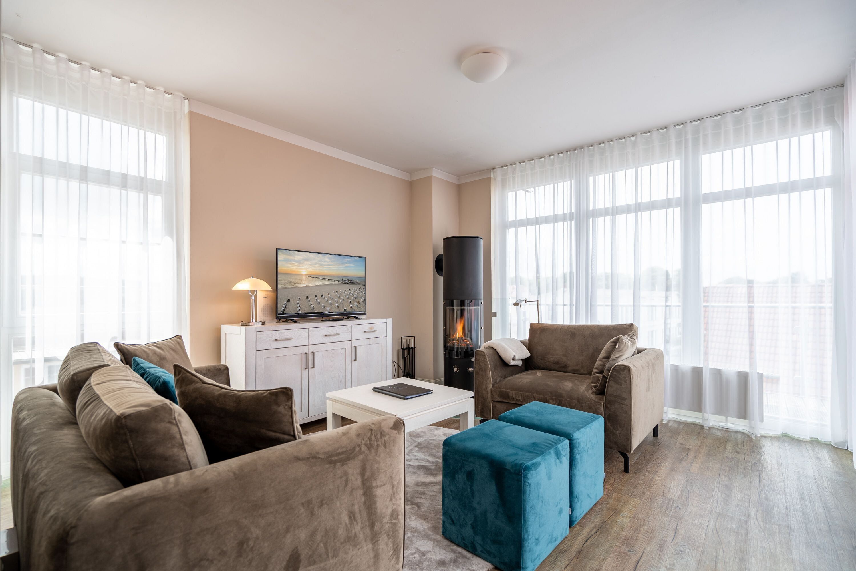 TV, fireplace
