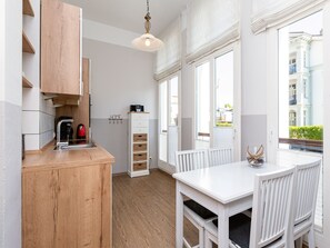 Kylskåp, ugn, diskmaskin och kaffe- och tebryggare