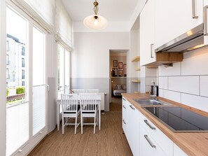 Kühlschrank, Ofen, Geschirrspüler, Wasserkocher mit Kaffee-/Teezubehör