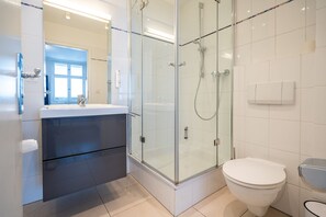 Shower, hair dryer, towels - Villa Albertine, App. 11 (Heringsdorf)