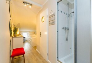 シャワー、ヘアドライヤー、タオル