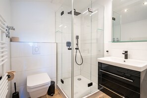 Shower, hair dryer, towels - Villa Albertine, App. 09 (Heringsdorf)