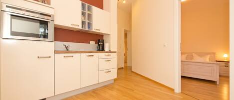 ثلاجة، ميكروويف، فرن، غسالة أطباق