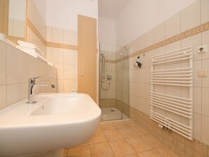 Douche, séchoir à cheveux, serviettes fournies