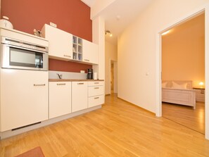 Een koelkast, een microgolfoven, een oven, een vaatwasser