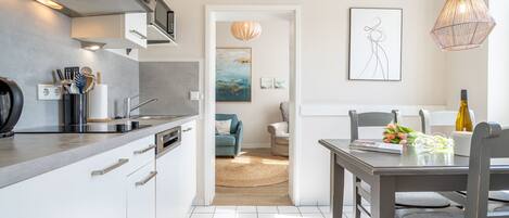 Réfrigérateur, micro-ondes, lave-vaisselle, cafetière/bouilloire