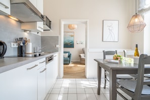 Køleskab, mikrobølgeovn, opvaskemaskine, kaffe-/temaskine