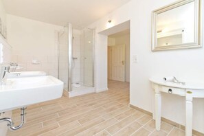 Dusche, Haartrockner, Handtücher