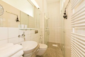 Shower, hair dryer, towels - Villa Artemis, 06 Argos (Heringsdorf)